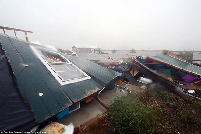 Những hình ảnh khủng khiếp khi siêu bão Harvey đổ bộ bang Texas, Mỹ: Nhà cửa tan hoang, đã có người chết - Ảnh 19.