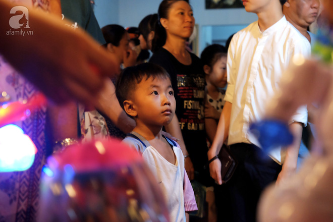  Muôn màu cuộc sống trên phố đèn lồng nổi tiếng nhất Sài Gòn - Ảnh 17.