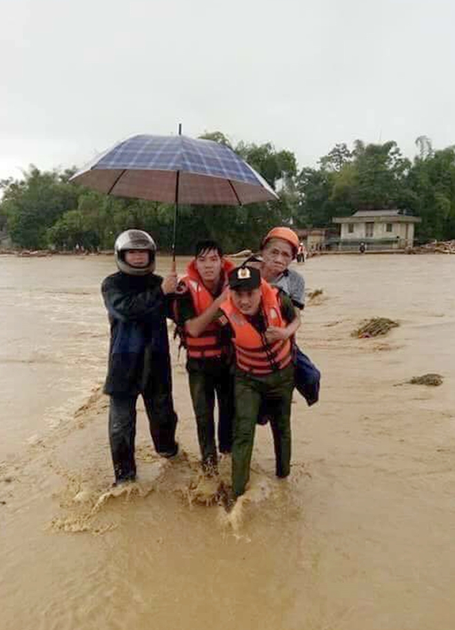 Lực lượng CAND bám địa bàn, giúp nhân dân trong mưa lũ - Ảnh 17.