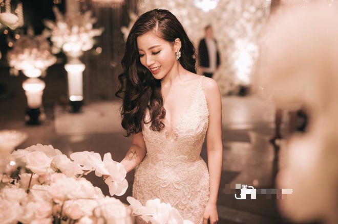 Đám cưới sang chảnh với 10.000 bông hoa tươi và váy đính 5.000 kim sa của cô dâu xinh đẹp - Ảnh 17.