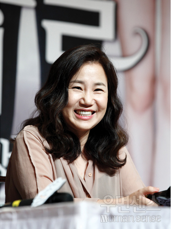 Biên kịch Hậu duệ mặt trời: Vẫn chưa tin Song Joong Ki - Song Hye Kyo sắp lấy nhau - Ảnh 6.