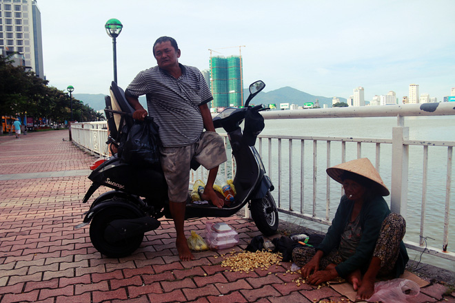 Con trai tật nguyền 30 năm chở mẹ rong ruổi mưu sinh khắp đường phố Đà Nẵng - Ảnh 18.