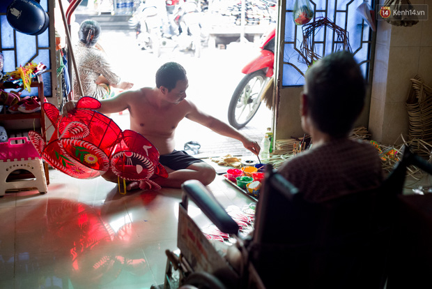 Chùm ảnh: Xóm lồng đèn giấy kính truyền thống ở Sài Gòn tất bật mùa Trung thu - Ảnh 18.