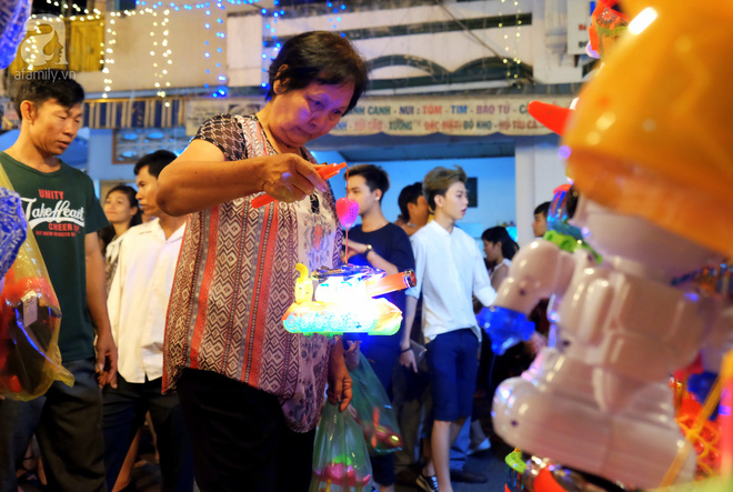  Muôn màu cuộc sống trên phố đèn lồng nổi tiếng nhất Sài Gòn - Ảnh 18.