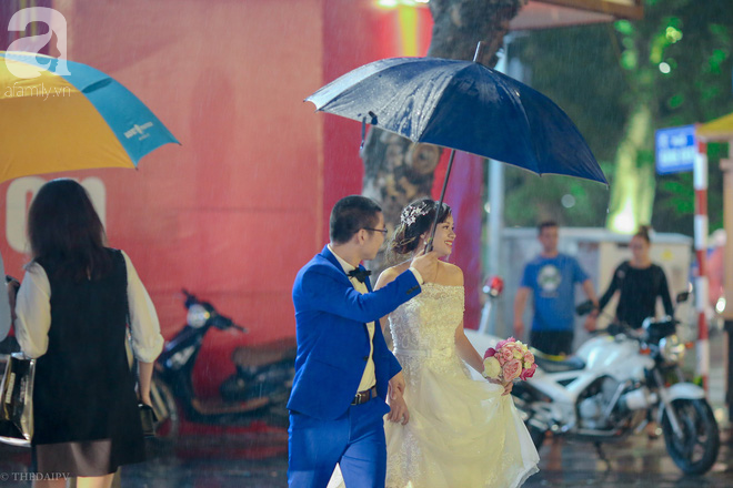  Hà Nội vào mùa cưới, một mét vuông mấy chục cô dâu chen nhau tạo dáng, bất chấp gió mưa - Ảnh 18.