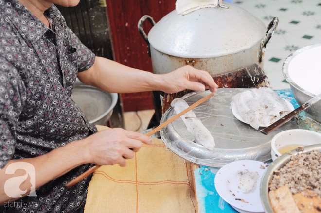 Hàng bánh cuốn già bằng cả đời người, 70 năm tuổi trên phố Thụy Khuê, từ thời bao cấp vẫn giữ giá 10 nghìn/đĩa đầy - Ảnh 18.