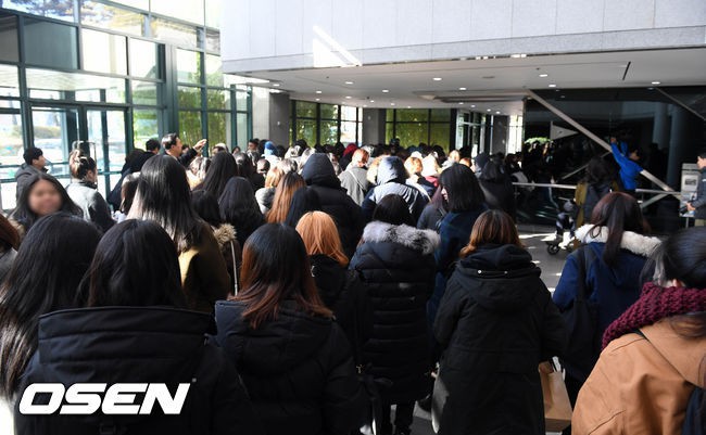 Clip: SNSD, BTS cùng loạt sao sụt sùi đến viếng cùng vòng hoa, hàng dài fan ôm mặt khóc tiễn biệt linh cữu Jonghyun tại lễ tang - Ảnh 19.