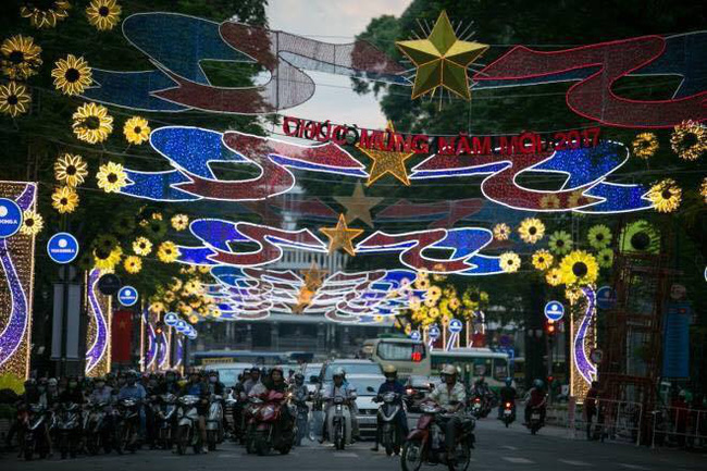 Sài Gòn đã thay đổi cách trang trí đường phố dịp Tết như thế nào trong 5 năm qua? - Ảnh 19.