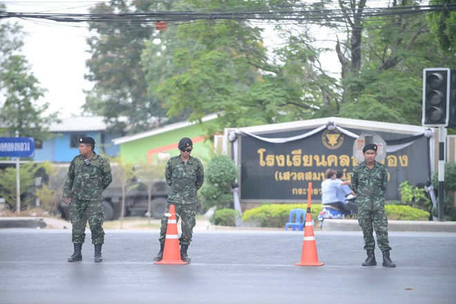 Cận cảnh cuộc đối đầu trong ngôi đền Dhammakya ở Thái Lan - Ảnh 19.