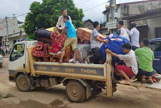 Yên Bái: Phá đá xuyên đêm tìm người bị lũ cuốn - Ảnh 19.