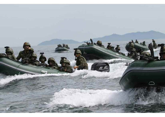 Chủ tịch Kim giám sát quân đội Triều Tiên tập trận chiếm đảo - Ảnh 19.