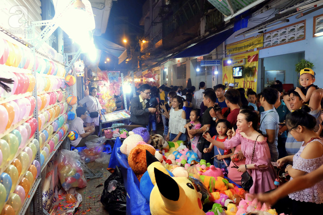  Muôn màu cuộc sống trên phố đèn lồng nổi tiếng nhất Sài Gòn - Ảnh 19.