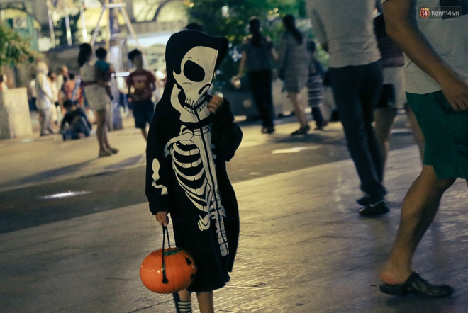 Đầu tư mùa Halloween, nhiều bạn trẻ Sài Gòn hóa trang rùng rợn trêu đùa trẻ em ở phố đi bộ Nguyễn Huệ - Ảnh 19.