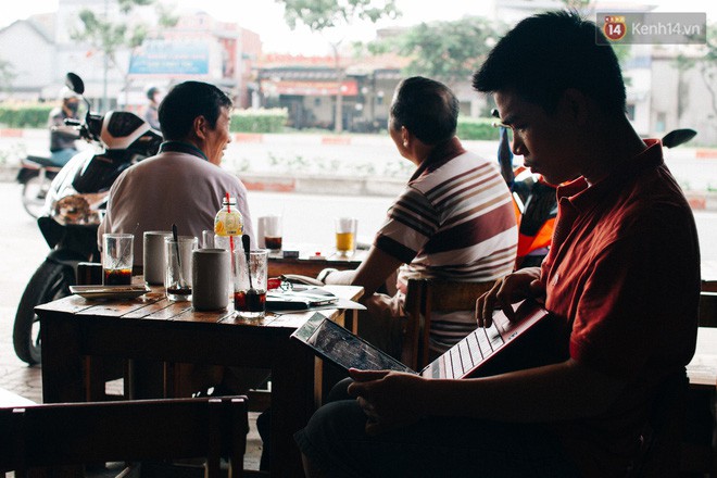 Chùm ảnh: Người Sài Gòn và thói quen uống cafe cóc từ lúc mặt trời chưa ló dạng cho đến chiều tà - Ảnh 19.