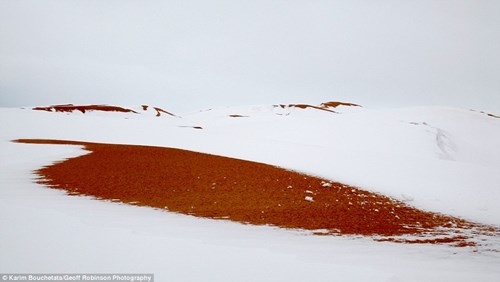 Không thể tin nổi: Tuyết rơi trên sa mạc lớn nhất thế giới sau 38 năm - Ảnh 10.