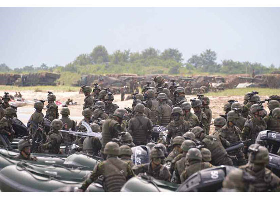 Chủ tịch Kim giám sát quân đội Triều Tiên tập trận chiếm đảo - Ảnh 20.