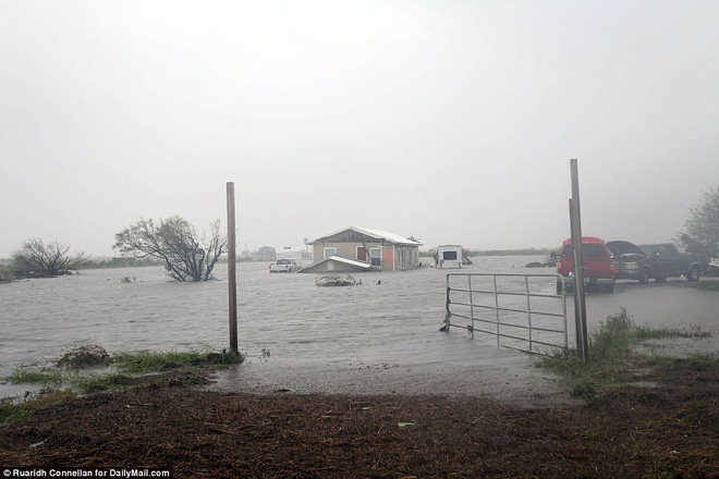 Những hình ảnh khủng khiếp khi siêu bão Harvey đổ bộ bang Texas, Mỹ: Nhà cửa tan hoang, đã có người chết - Ảnh 22.
