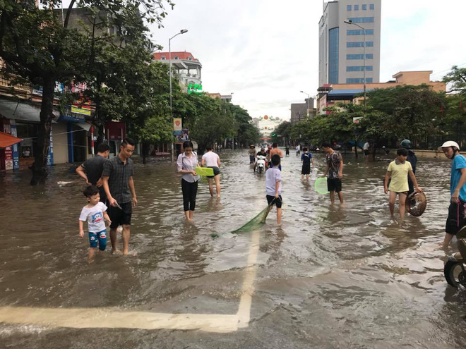 Mưa lớn, nước dâng cao và những khoảnh khắc đặc biệt trên mạng xã hội - Ảnh 20.