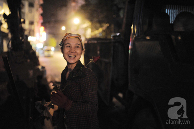 [20/10] Theo chân những phụ nữ Việt vất vả mưu sinh trong đêm và nụ cười bừng sáng ngày lễ dành cho chính họ - Ảnh 20.