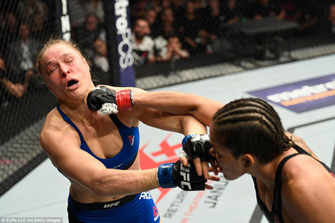 Độc cô cầu bại Ronda Rousey mặt biến dạng, bị hạ đo ván sau 48 giây - Ảnh 3.