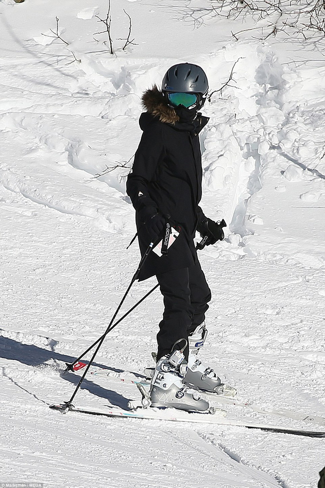 Angelina Jolie trượt tuyết với các con sau tin đồn giảm cân còn 34 kg - Ảnh 3.