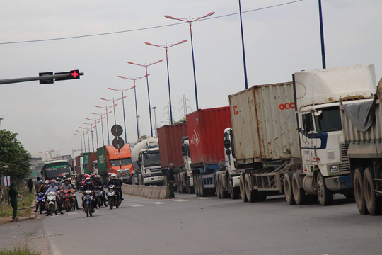 3 xe container tông liên hoàn trên xa lộ Hà Nội - Ảnh 2.