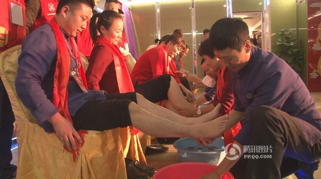 Trung Quốc: Lãnh đạo công ty tận tụy quỳ gối rửa chân cho nhân viên trong tiệc tất niên - Ảnh 3.