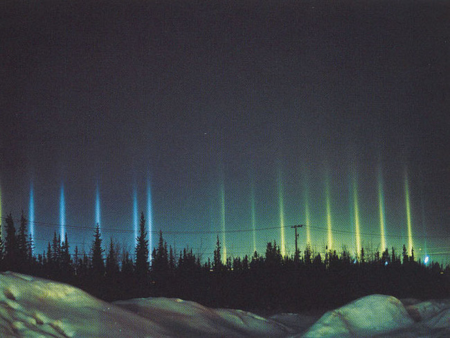 Giải mã những cột sáng bí ẩn nghi của người ngoài hành tinh đang gây xôn xao cả một vùng trời Canada - Ảnh 3.