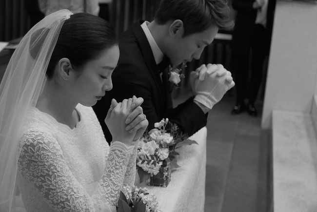 Không chỉ tổ chức đám cưới siêu tiết kiệm, Kim Tae Hee còn giản dị tới mức diện váy cưới không tên tuổi - Ảnh 2.