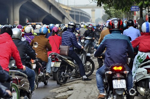 Ngày đầu đi làm sau Tết: Nơi ùn tắc, nơi thông thoáng - Ảnh 3.