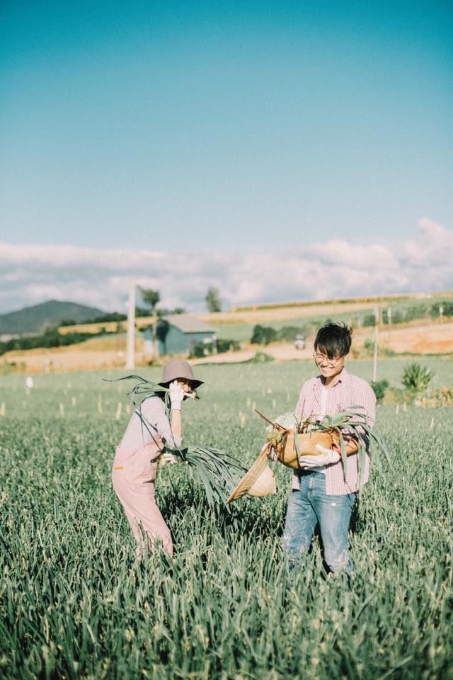 Chỉ cần yêu nhau thật nhiều thì ảnh cưới chụp ở... vườn rau cũng khiến người ta xuýt xoa - Ảnh 3.