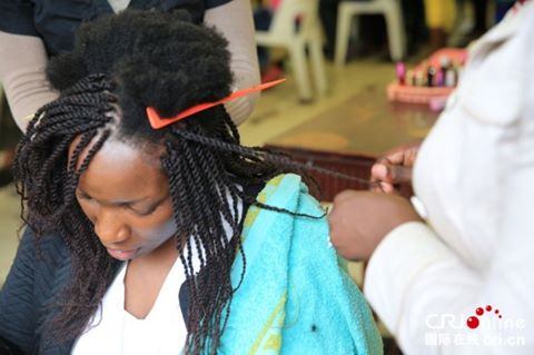 Bạn có biết vì sao phụ nữ châu Phi luôn có mái tóc xoăn tít kỳ lạ đến thế? - Ảnh 3.