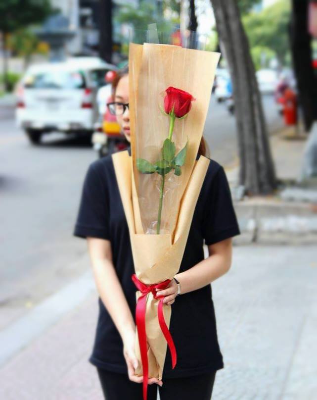 Cành hồng đỏ cao bằng một cô gái giá 500.000 gây sốt mùa Valentine năm nay - Ảnh 3.