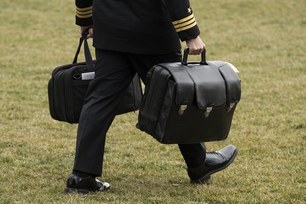 Lộ diện người giữ vali hạt nhân cho ông Trump - Ảnh 3.