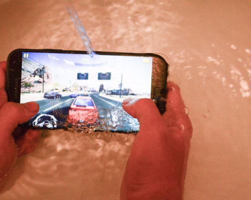 Xem cảnh mở hộp điện thoại tốt nhất trong tầm giá của Samsung, nhưng là trong bồn tắm - Ảnh 3.