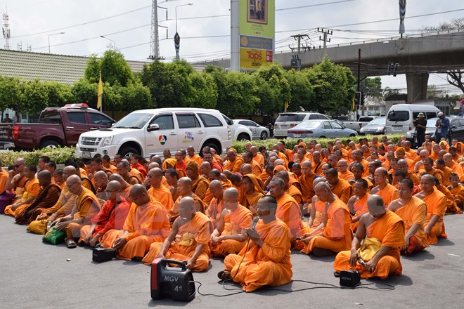 Cận cảnh cuộc đối đầu trong ngôi đền Dhammakya ở Thái Lan - Ảnh 3.