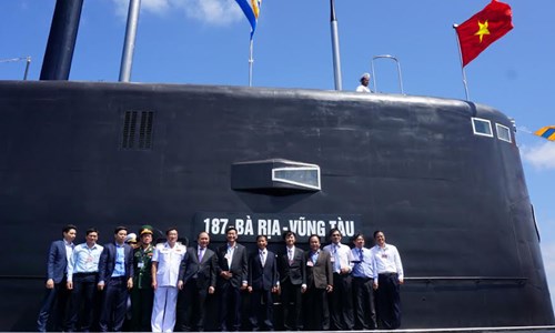 Thủ tướng dự lễ thượng cờ 2 tàu ngầm Kilo - Ảnh 3.
