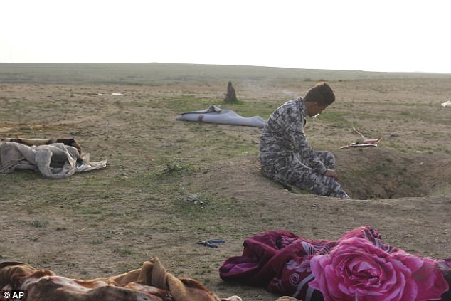 Bức ảnh thi thể bé gái quấn trong chăn gợi lên nỗi đau chiến tranh của trẻ em Iraq - Ảnh 3.