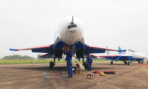 CẬP NHẬT: Chiếc Su-30SM đầu tiên đã hạ cánh xuống Nội Bài - Ảnh 3.