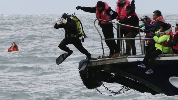 Nỗi ám ảnh của những người thợ lặn tìm kiếm nạn nhân trong vụ lật phà Sewol - Ảnh 3.