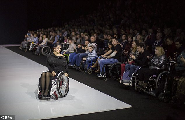 Chùm ảnh lung linh về người mẫu khuyết tật trên sàn catwalk - Ảnh 3.