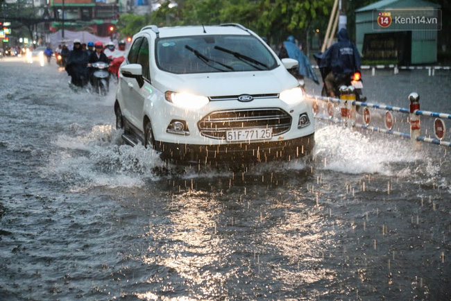 Chùm ảnh: Chiều tối ngày cá tháng Tư, nhiều tuyến đường ở Sài Gòn vẫn còn chìm trong biển nước! - Ảnh 3.