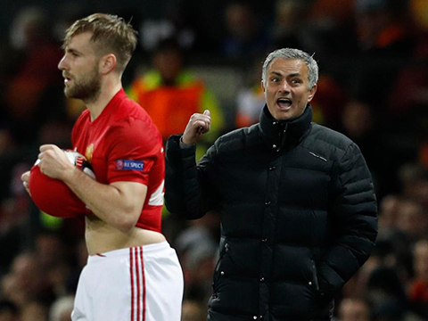 Đến Sir Alex cũng sẽ giải quyết vấn đề của Luke Shaw như Mourinho mà thôi - Ảnh 3.