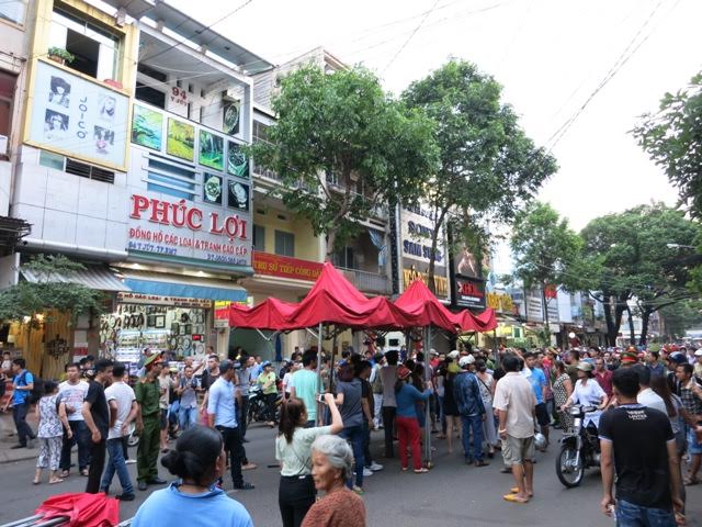 Dẹp chợ đêm, tiểu thương ôm chân Phó chủ tịch TP lạy như tế sao - Ảnh 2.