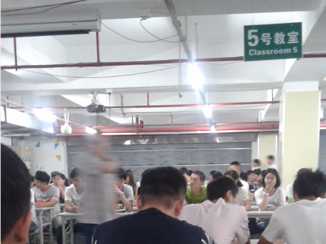 Làm công nhân trong nhà máy iPhone tại Trung Quốc sẽ thế nào? - Ảnh 3.