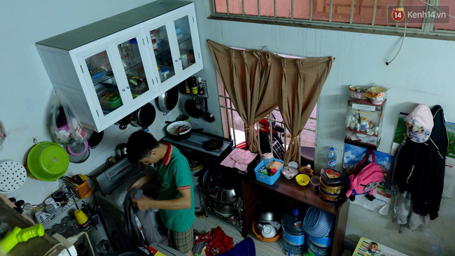 Đứng trong chậu nước nấu ăn, tự chế quạt phun nước... là cách SV ở trọ đối phó với cái nóng như lò thiêu ở Sài Gòn - Ảnh 3.