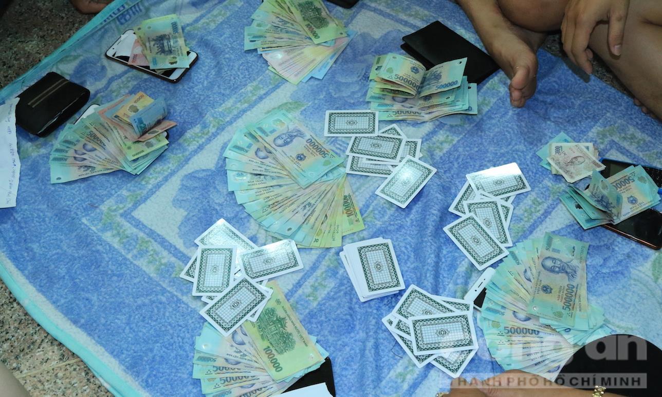 Bắt quả tang 20 đối tượng đánh bạc trong cao ốc