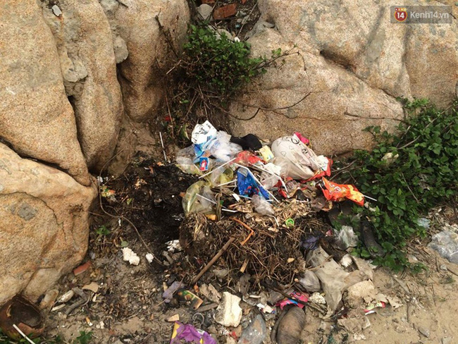 Chùm ảnh: Quá tải du khách, biển Sầm Sơn ngập rác ra sát tận mặt nước - Ảnh 3.