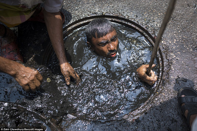 Công việc vất vả nhất thế giới: Những người thợ lặn cống đen ngòm để khơi thông tại Bangladesh - Ảnh 3.