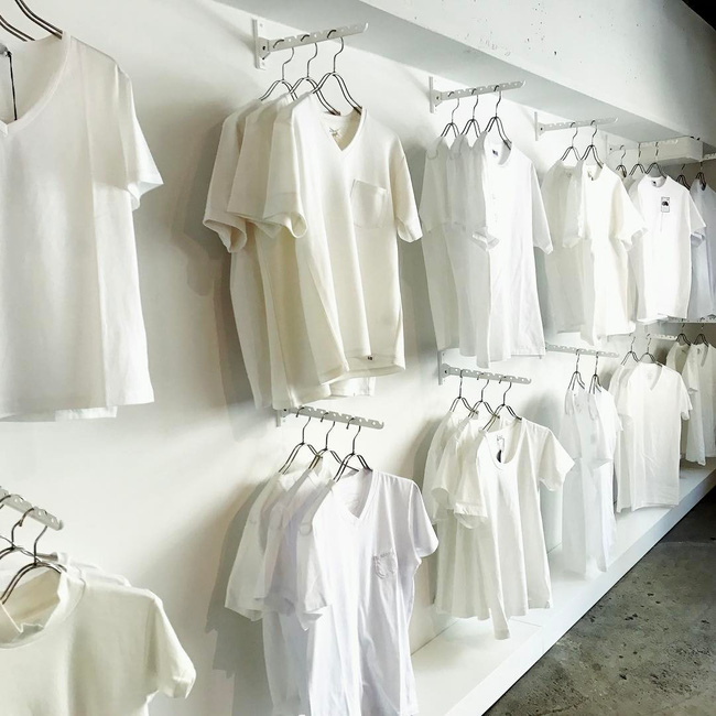Cửa hàng chỉ bán áo phông trắng, còn chảnh tới mức chỉ mở cửa duy nhất thứ 7 nhưng luôn nườm nượp khách đến mua - Ảnh 3.